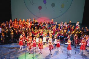 200finalas-visi-scenoje